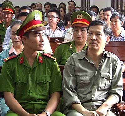 Defendant Phan Thanh Binh (R)