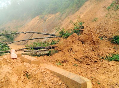 The road leading to the mountainous communes in Tay Giang District of Quang Nam Province is regularly cut off due to landslides (Photo: SGGP) The road leading to the mountainous communes in Tay Giang District of Quang Nam Province is regularly cut off due to landslides (Photo: SGGP)