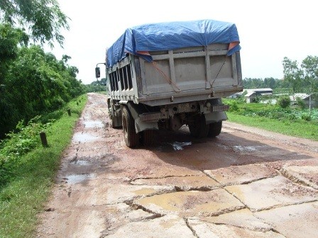 Heavy loaded trucks are degrading several sections of the Red River dyke system in Ha Nam Province (Photo: Dan Tri Newspaper)