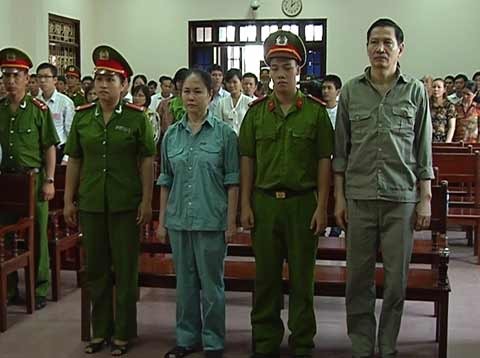 Defendants Trinh Thi Hau and Pham Thanh Binh ( R ) (Photo: VNExpressi) Defendants Trinh Thi Hau and Pham Thanh Binh ( R ) (Photo: VNExpressi)