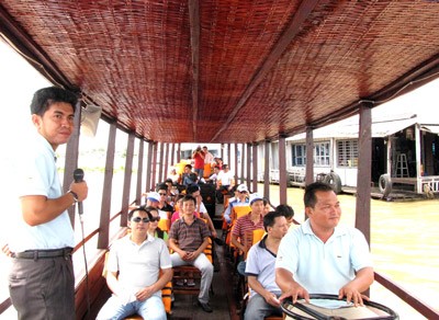 Tourists visit a floating fish farm in An Giang Province in the Mekong Delta. (Photo: Sggp) Tourists visit a floating fish farm in An Giang Province in the Mekong Delta. (Photo: Sggp)