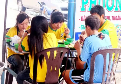 Các VĐV đoàn Đồng Nai chọn cách… lang thang cơm bụi để tiết kiệm tiền. Ảnh: D.P. Các VĐV đoàn Đồng Nai chọn cách… lang thang cơm bụi để tiết kiệm tiền. Ảnh: D.P.