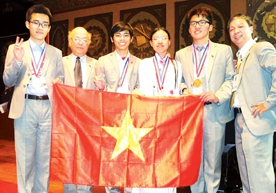 Trao thưởng cho các học sinh đoạt giải Olympic Hóa học quốc tế