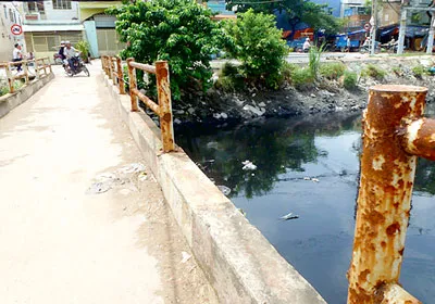 Cầu mất lan can