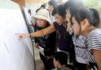 Phụ huynh học sinh xem danh sách trúng tuyển vào lớp 10 năm học 2012 - 2013 tại Trường THPT Hùng Vương, quận 5, TPHCM. Ảnh: MAI HẢI Phụ huynh học sinh xem danh sách trúng tuyển vào lớp 10 năm học 2012 - 2013 tại Trường THPT Hùng Vương, quận 5, TPHCM. Ảnh: MAI HẢI