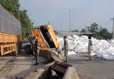 Lật container, bột mì đổ trắng đường