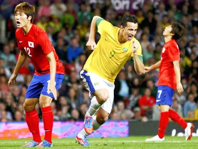 Bóng đá nam: Brazil tiến gần chức vô địch