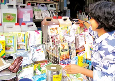 Mua bán hóa chất ở chợ Kim Biên, TPHCM. Ảnh: Tường Lâm Mua bán hóa chất ở chợ Kim Biên, TPHCM. Ảnh: Tường Lâm