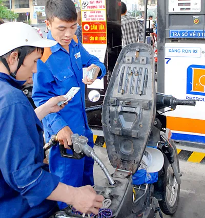 Người dân đổ xăng tại cây xăng Petrolimex trên đường Phan Xích Long (quận Phú Nhuận). Ảnh: CAO THĂNG Người dân đổ xăng tại cây xăng Petrolimex trên đường Phan Xích Long (quận Phú Nhuận). Ảnh: CAO THĂNG