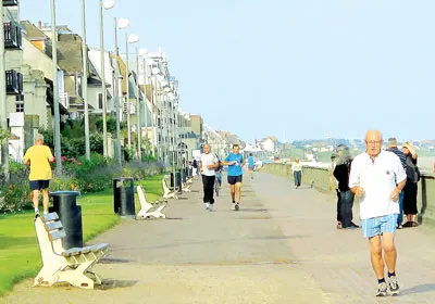 Cư dân dọc bờ biển Normandy trong buổi sáng thanh bình. Cư dân dọc bờ biển Normandy trong buổi sáng thanh bình.