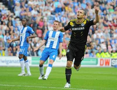 Tiền vệ Lampard vui mừng sau khi thực hiện thành công quả penalty. Tiền vệ Lampard vui mừng sau khi thực hiện thành công quả penalty.
