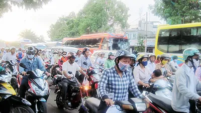 Hai đầu cầu Bình Triệu - Vẫn kẹt xe, tắc đường