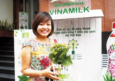 Người tiêu dùng vui vẻ khi mua sản phẩm Vfresh của Vinamilk Người tiêu dùng vui vẻ khi mua sản phẩm Vfresh của Vinamilk
