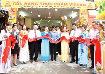 Để đưa sản phẩm đến tận tay người tiêu dùng, Vissan không ngừng phát triển hệ thống bán lẻ, các cửa hàng GTSP. Ảnh: Lễ khai trương một cửa hàng GTSP Vissan tại quận 2 Để đưa sản phẩm đến tận tay người tiêu dùng, Vissan không ngừng phát triển hệ thống bán lẻ, các cửa hàng GTSP. Ảnh: Lễ khai trương một cửa hàng GTSP Vissan tại quận 2
