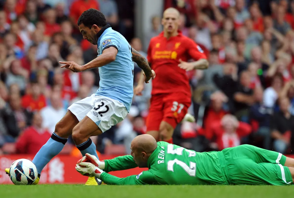 Carlos Tevez (số 32) ghi bàn quân bình tỷ số 2 - 2 cho Man.City. Carlos Tevez (số 32) ghi bàn quân bình tỷ số 2 - 2 cho Man.City.
