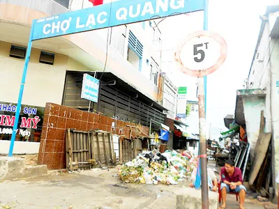 Rác tràn ra cổng chợ