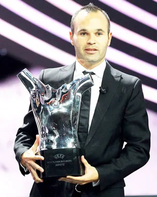 Iniesta đoạt Giải cầu thủ xuất sắc nhất châu Âu