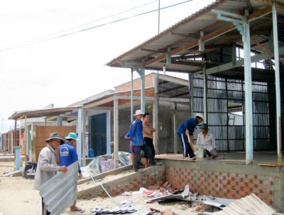 Residents move into a flood-proof house in Phu Thanh B Commune of Tam Nong District in Dong Thap Province (Photo: SGGP) Residents move into a flood-proof house in Phu Thanh B Commune of Tam Nong District in Dong Thap Province (Photo: SGGP)