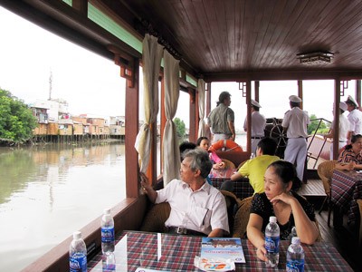Visitors enjoy the landscape along a canal. (Photo: Sggp) Visitors enjoy the landscape along a canal. (Photo: Sggp)