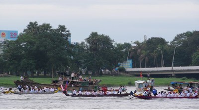 Traditional dragon boat race on the Huong River in Thua Thien–Hue Province(Photo: SGGP) Traditional dragon boat race on the Huong River in Thua Thien–Hue Province(Photo: SGGP)