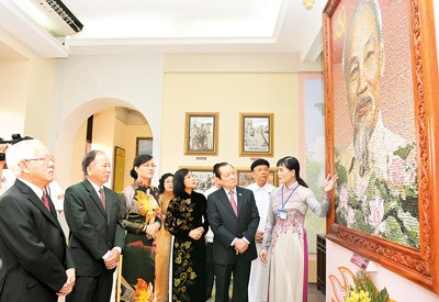 Le Thanh Hai, secretary of the Party Committee of HCMC (2nd, R) and City leaders at an exhibition on President Ho Chi Minh (Photo: SGGP) Le Thanh Hai, secretary of the Party Committee of HCMC (2nd, R) and City leaders at an exhibition on President Ho Chi Minh (Photo: SGGP)