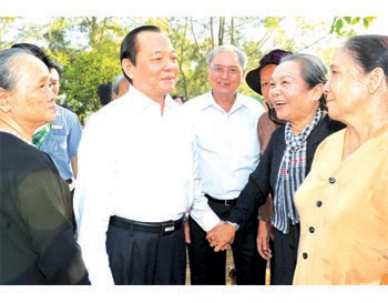 Le Thanh Hai (2nd, L), secretary of the HCMC Party Committee, meets former political prisoners at the ceremony to commemorate late General Secretary Le Hong Phong (Photo: SGGP) Le Thanh Hai (2nd, L), secretary of the HCMC Party Committee, meets former political prisoners at the ceremony to commemorate late General Secretary Le Hong Phong (Photo: SGGP)