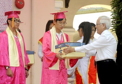 Chairman of HCMC People’s Committee Le Hoang Quan presents awards to excellent students at Le Hong Phong High School in HCMC (Photo: SGGP) Chairman of HCMC People’s Committee Le Hoang Quan presents awards to excellent students at Le Hong Phong High School in HCMC (Photo: SGGP)