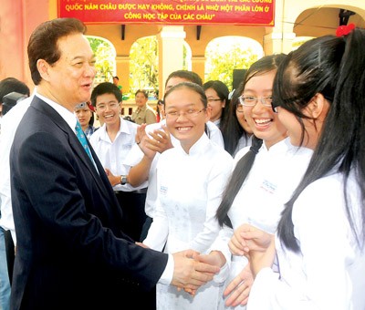 PM Nguyen Tan Dung congratulates students at Le Hong Phong High School in HCMC. (Photo: SGGP) PM Nguyen Tan Dung congratulates students at Le Hong Phong High School in HCMC. (Photo: SGGP)