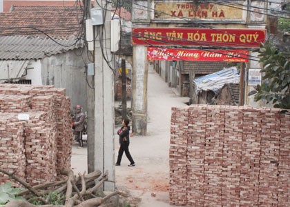 Bricks piled illegally on the Red River dyke area in Lien Ha Commune, Dan Phuong District in Hanoi (Photo: Hanoimoi) Bricks piled illegally on the Red River dyke area in Lien Ha Commune, Dan Phuong District in Hanoi (Photo: Hanoimoi)