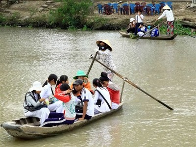 Students in Ca Mau Province come to schools on boats. Ca Mau Province calls for social contributions to support ferry fee for poor students and students from families in top welfare brackets and from ethnic minority groups Students in Ca Mau Province come to schools on boats. Ca Mau Province calls for social contributions to support ferry fee for poor students and students from families in top welfare brackets and from ethnic minority groups
