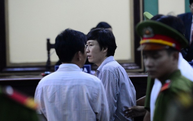 Journalist Hoang Khuong ( middle ) of Tuoi Tre Newspaper recieves four years in prison Journalist Hoang Khuong ( middle ) of Tuoi Tre Newspaper recieves four years in prison