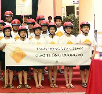 Children wearing helmets raise a banner in support of traffic safety (Photo: U. Phuong) Children wearing helmets raise a banner in support of traffic safety (Photo: U. Phuong)
