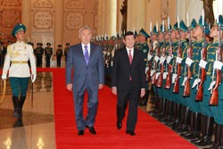 President Truong Tan Sang (right) meets Kazakhstan President Nursultan Nazarbayev in Kazakhstan yesterday. — VNA/VNS Photo Nguyen Khang