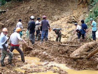 Rescue team searching for more victims under the landslide debris in Yen Bai Province Rescue team searching for more victims under the landslide debris in Yen Bai Province