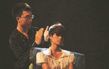 Young hair designer Bui Duc Thinh (L) Young hair designer Bui Duc Thinh (L)
