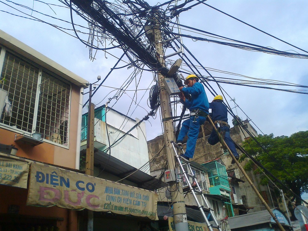 Electricity workers repair a cable line (Photo: U. Phuong) Electricity workers repair a cable line (Photo: U. Phuong)