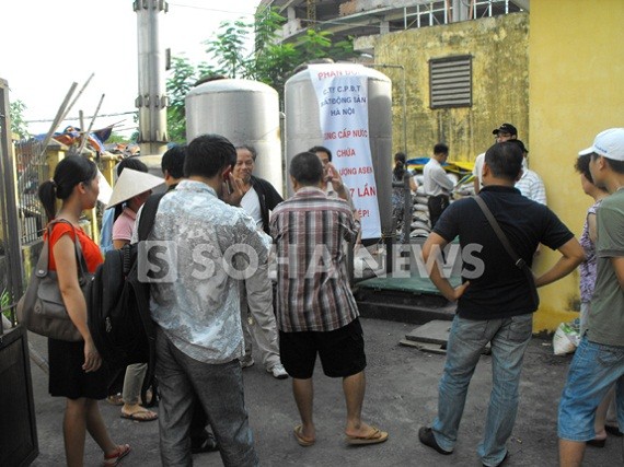 The people are shocked after they learnt that the water they have used containing extremely high contents of arsenic. ( photo shoha.vn) The people are shocked after they learnt that the water they have used containing extremely high contents of arsenic. ( photo shoha.vn)