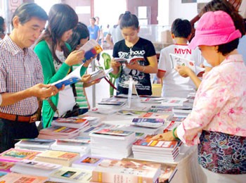 Readers at the HCMC General Sciences Library (Photo: SGGP) Readers at the HCMC General Sciences Library (Photo: SGGP)