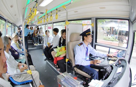 Cap: The new bus service has comfortable seating and courteous staff (Photo: Kim Ngan SGGP) Cap: The new bus service has comfortable seating and courteous staff (Photo: Kim Ngan SGGP)