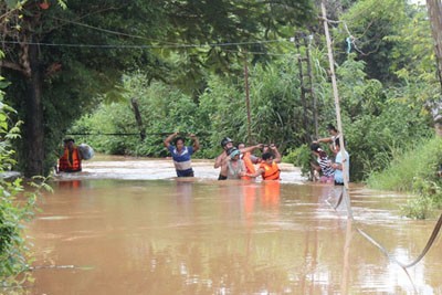 Rescue workers evacuate residents from flooded areas in Dong Xoai Town in Binh Phuoc Province (Photo: Thanh Nien) Rescue workers evacuate residents from flooded areas in Dong Xoai Town in Binh Phuoc Province (Photo: Thanh Nien)