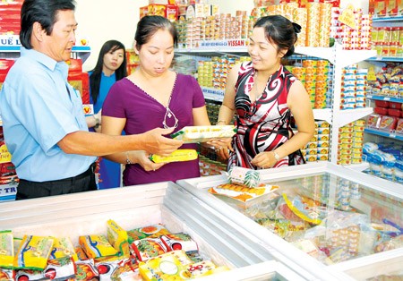 Customers choose made-in-Vietnam processed food items in a store (Photo: SGGP) Customers choose made-in-Vietnam processed food items in a store (Photo: SGGP)