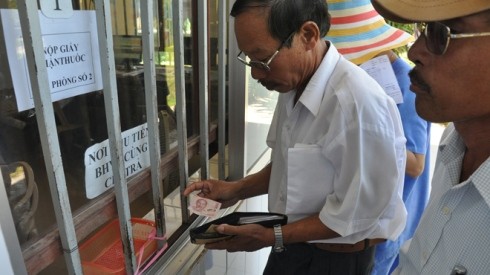 People pay hospital fees at the Quang Nam Province General Hospital (Photo: Tuoi Tre) People pay hospital fees at the Quang Nam Province General Hospital (Photo: Tuoi Tre)
