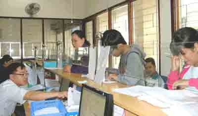 Students pay tuition fees at the University of Economics (Photo: SGGP) Students pay tuition fees at the University of Economics (Photo: SGGP)