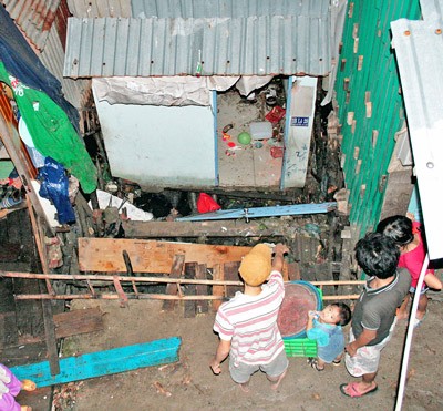A house on Pham The Hien Street sank into the canal (Photo: SGGP) A house on Pham The Hien Street sank into the canal (Photo: SGGP)