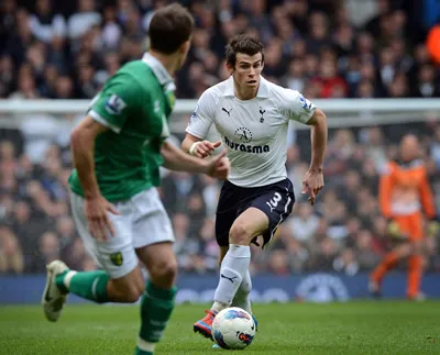 Gareth Bale (phải) đi bóng trước Norwich ở trận thua 1-2 tại White Hart Lane mùa qua. Gareth Bale (phải) đi bóng trước Norwich ở trận thua 1-2 tại White Hart Lane mùa qua.