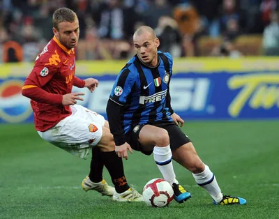 Tiền vệ Wesley Sneijder (Inter, phải) tìm cách vượt qua Daniele De Rossi (Roma) Tiền vệ Wesley Sneijder (Inter, phải) tìm cách vượt qua Daniele De Rossi (Roma)
