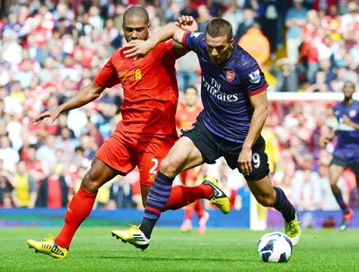 Tiền đạo Podolski (phải, Arsenal) kiểm soát bóng trước Glen Johnson của Liverpool. Tiền đạo Podolski (phải, Arsenal) kiểm soát bóng trước Glen Johnson của Liverpool.