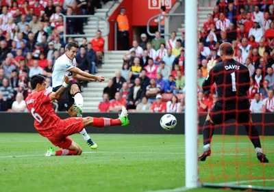 Van Persie tung cú sút về phía cầu môn Southampton. Van Persie tung cú sút về phía cầu môn Southampton.