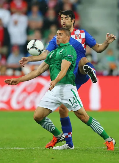Jonathan Walters (phía trước) quyết đánh bại Kazakhstan Jonathan Walters (phía trước) quyết đánh bại Kazakhstan