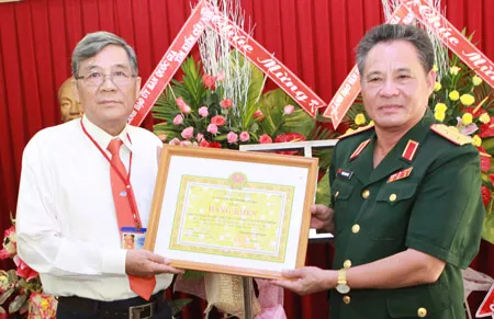 Trung tướng Trần Quang Khuê trao tặng bằng khen cho doanh nghiệp Đại Minh
